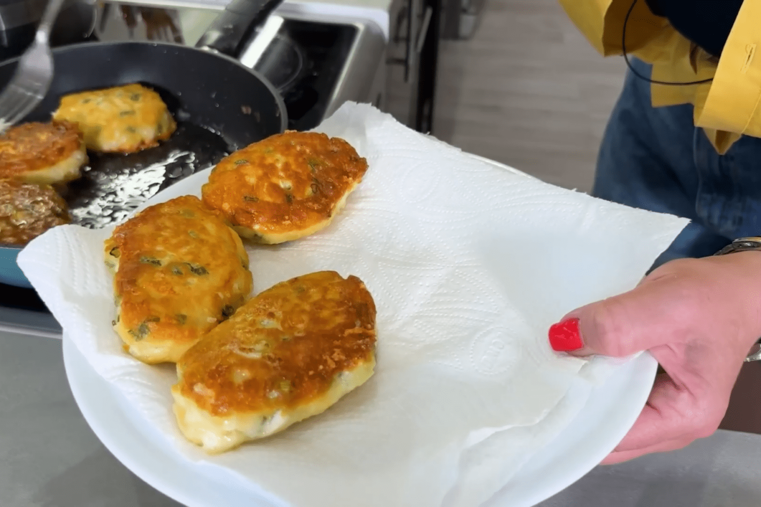 Кулінари поділились рецептом лінивих пиріжків із ніжною начинкою. Фото з YouTube-каналу @sutuy_stil