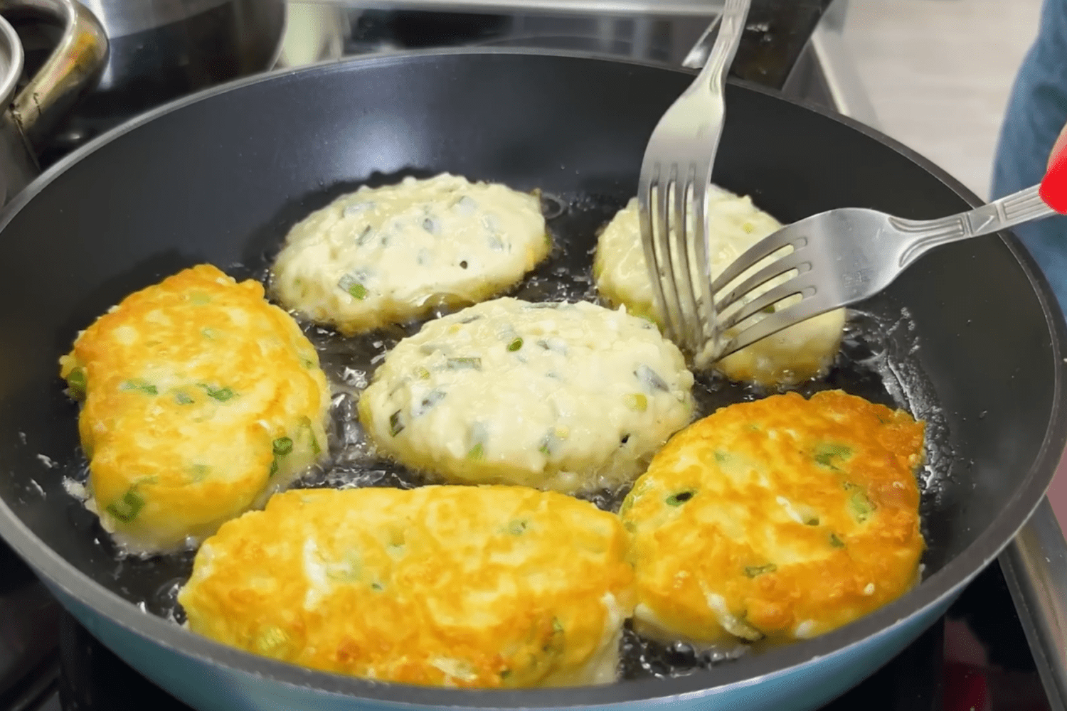 Кулінари поділились рецептом лінивих пиріжків із ніжною начинкою. Фото з YouTube-каналу @sutuy_stil