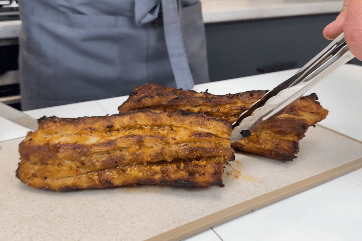 Кулінари розповіли, як смачно приготувати мʼясо на великодній стіл. Фото з YouTube-каналу @shchaslyvyy-kukhar Кулінари розповіли, як смачно приготувати мʼясо на великодній стіл. Фото з YouTube-каналу @shchaslyvyy-kukhar