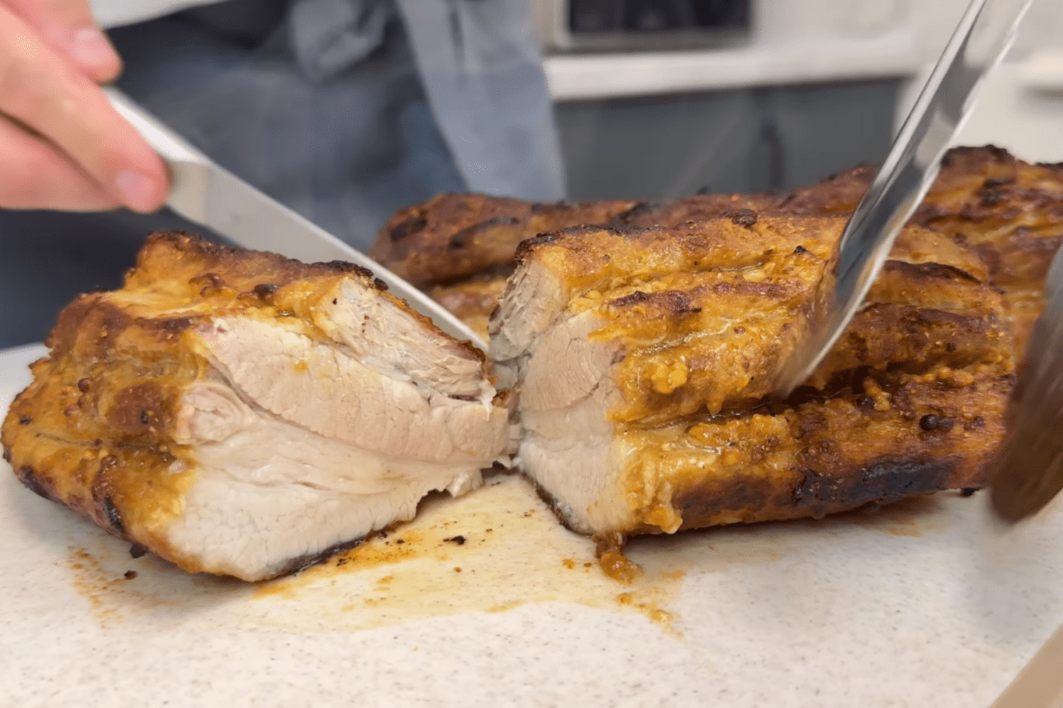 Кулінари розповіли, як смачно приготувати мʼясо на великодній стіл. Фото з YouTube-каналу @shchaslyvyy-kukhar Кулінари розповіли, як смачно приготувати мʼясо на великодній стіл. Фото з YouTube-каналу @shchaslyvyy-kukhar