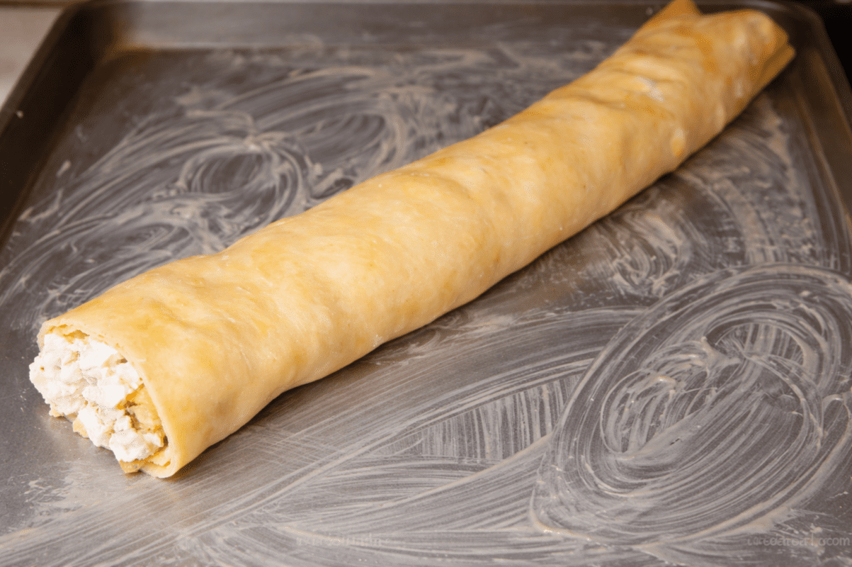 Кулінари поділились рецептом ніжного й ситного угорського пирога з сиром. Фото: Сенсація Кулінари поділились рецептом ніжного й ситного угорського пирога з сиром. Фото: Сенсація