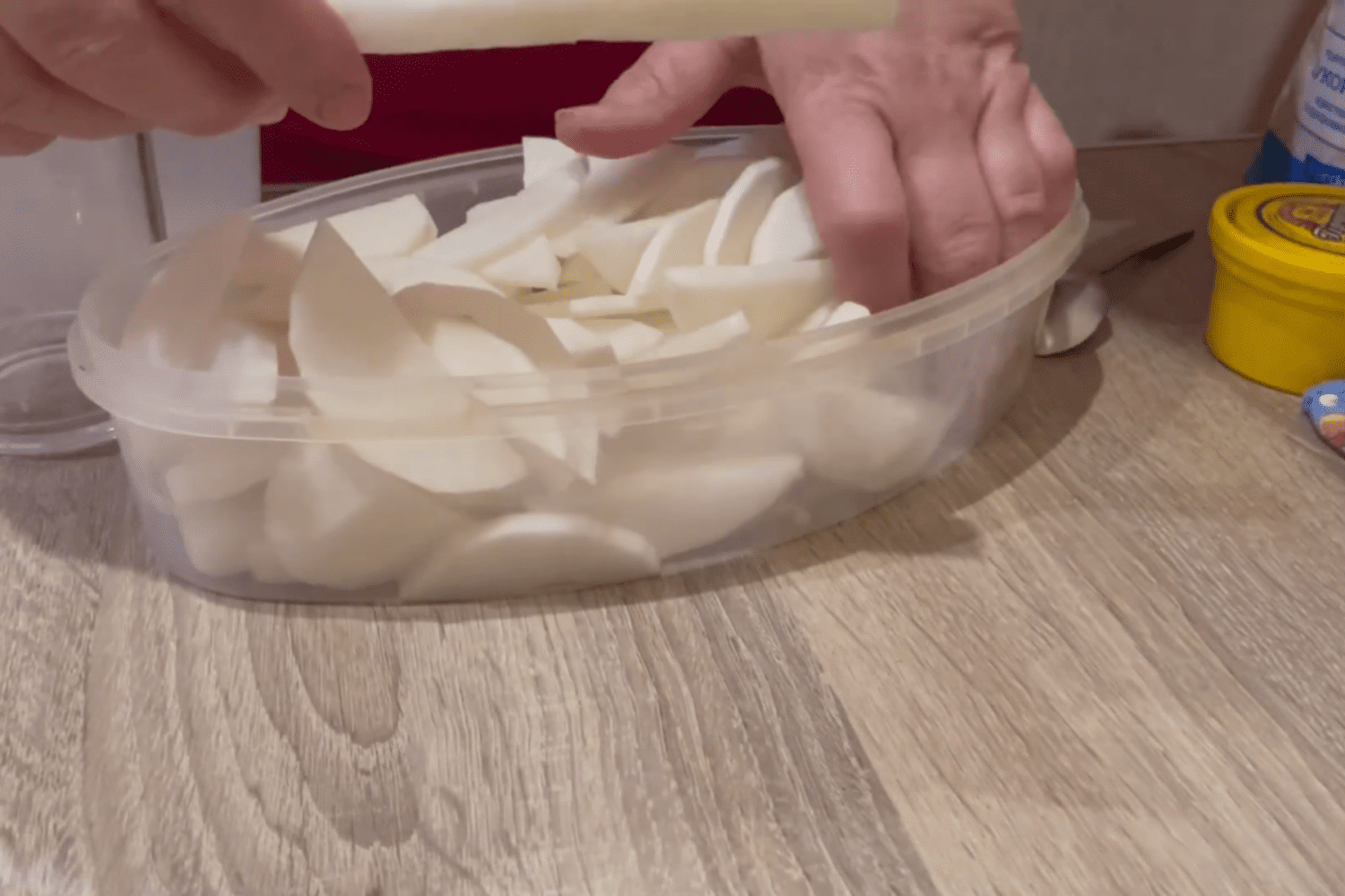 Кулінари розсекретили рецепт смачної закуски з редьки на будь-який стіл. Фото з YouTube-каналу @ЛарисаМельничина