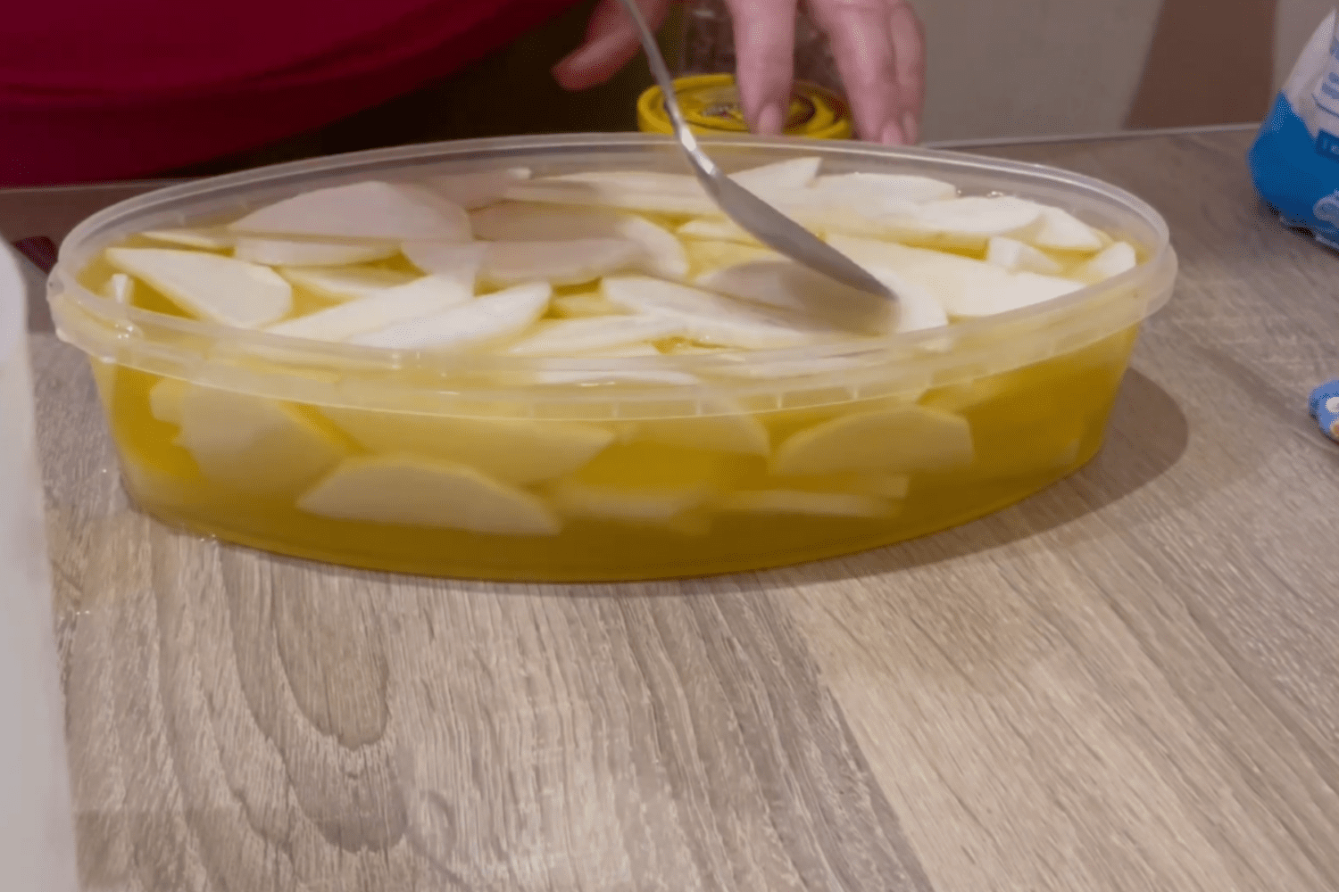 Кулінари розсекретили рецепт смачної закуски з редьки на будь-який стіл. Фото з YouTube-каналу @ЛарисаМельничина