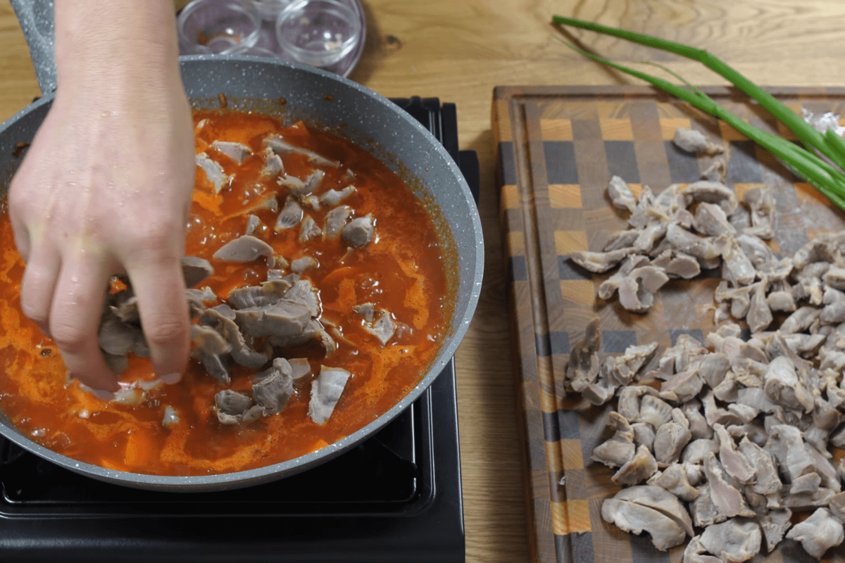 Кулінари розсекретили, як смачно приготувати курячі шлуночки в соусі. Фото з YouTube-каналу @karpatski_shkvarky Кулінари розсекретили, як смачно приготувати курячі шлуночки в соусі. Фото з YouTube-каналу @karpatski_shkvarky