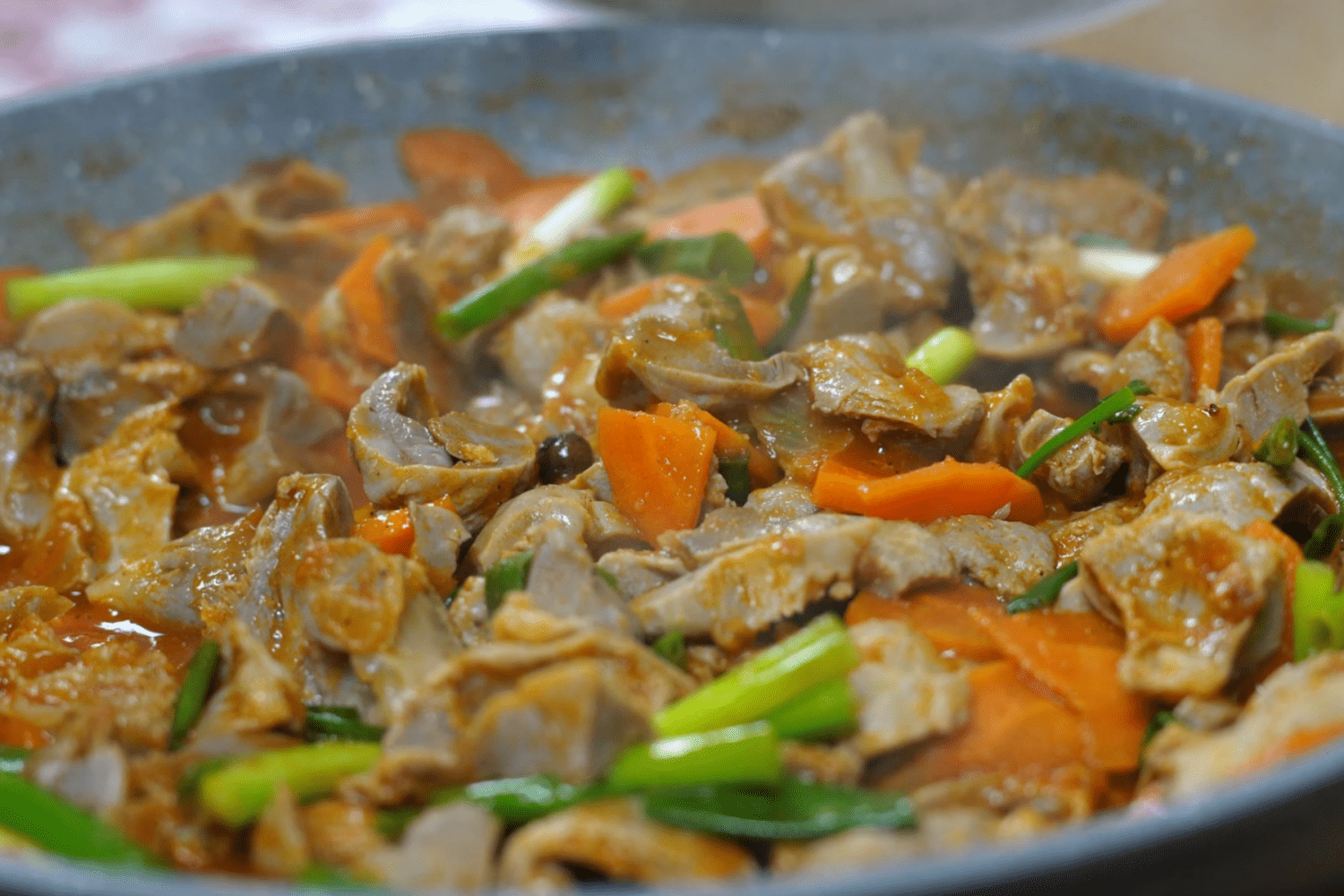 Кулінари розсекретили, як смачно приготувати курячі шлуночки в соусі. Фото з YouTube-каналу @karpatski_shkvarky Кулінари розсекретили, як смачно приготувати курячі шлуночки в соусі. Фото з YouTube-каналу @karpatski_shkvarky