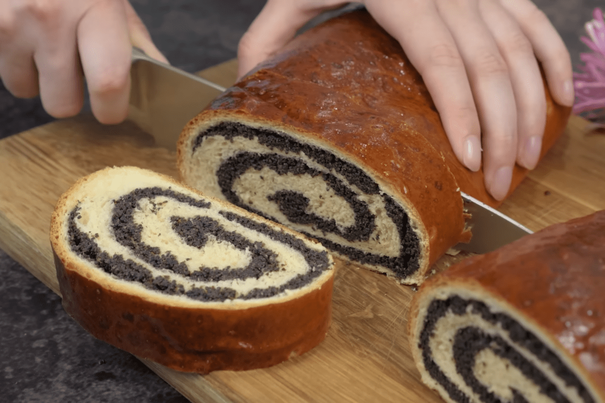 Кулінари розсекретили, як приготувати маковий рулет на Великдень 2026. Фото з YouTube-каналу @shvydkotasmachno