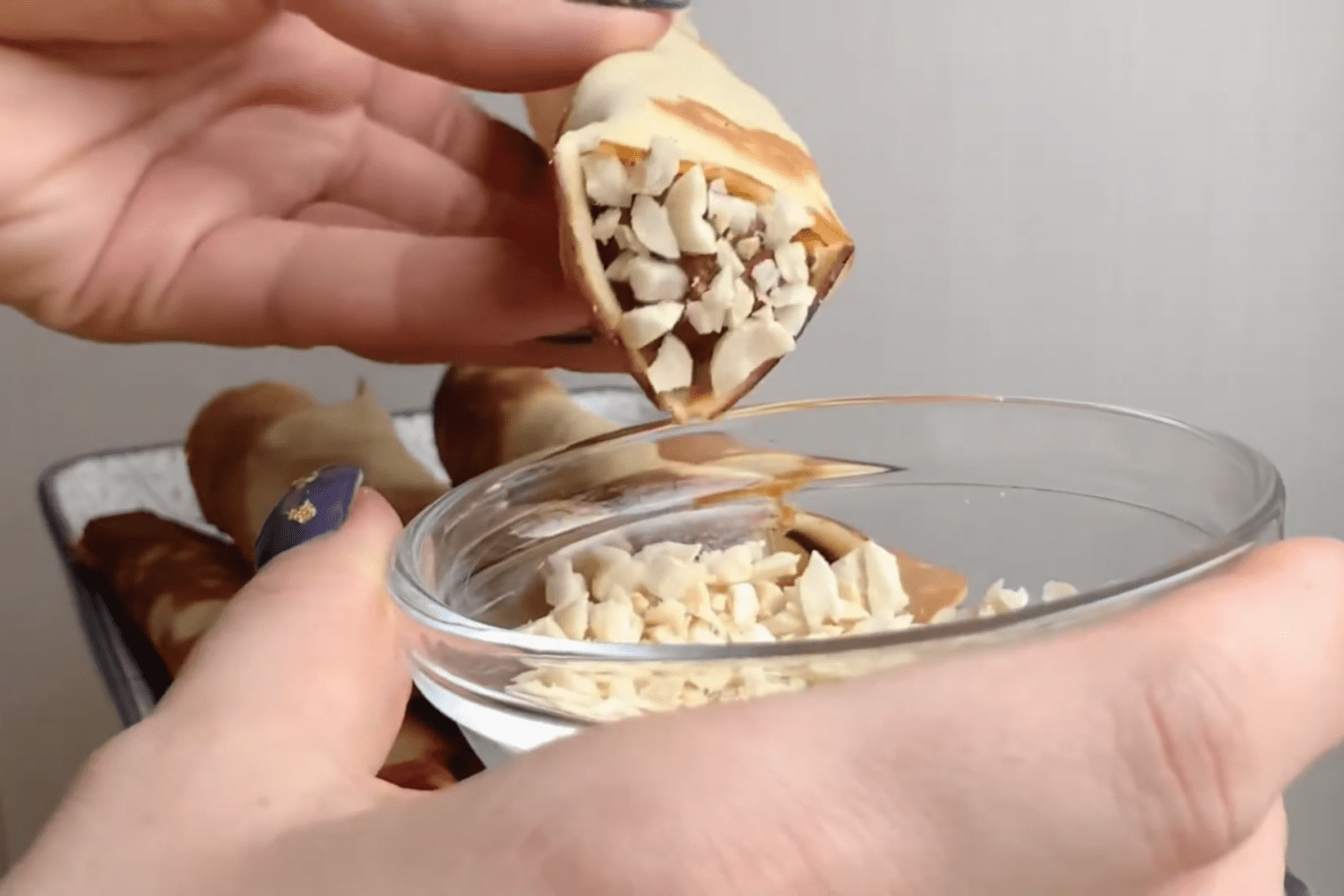 Кулінари розсекретили, як приготувати колишні вафлі зі згущеним молоком. Фото з YouTube-каналу @annnnetka Кулінари розсекретили, як приготувати колишні вафлі зі згущеним молоком. Фото з YouTube-каналу @annnnetka