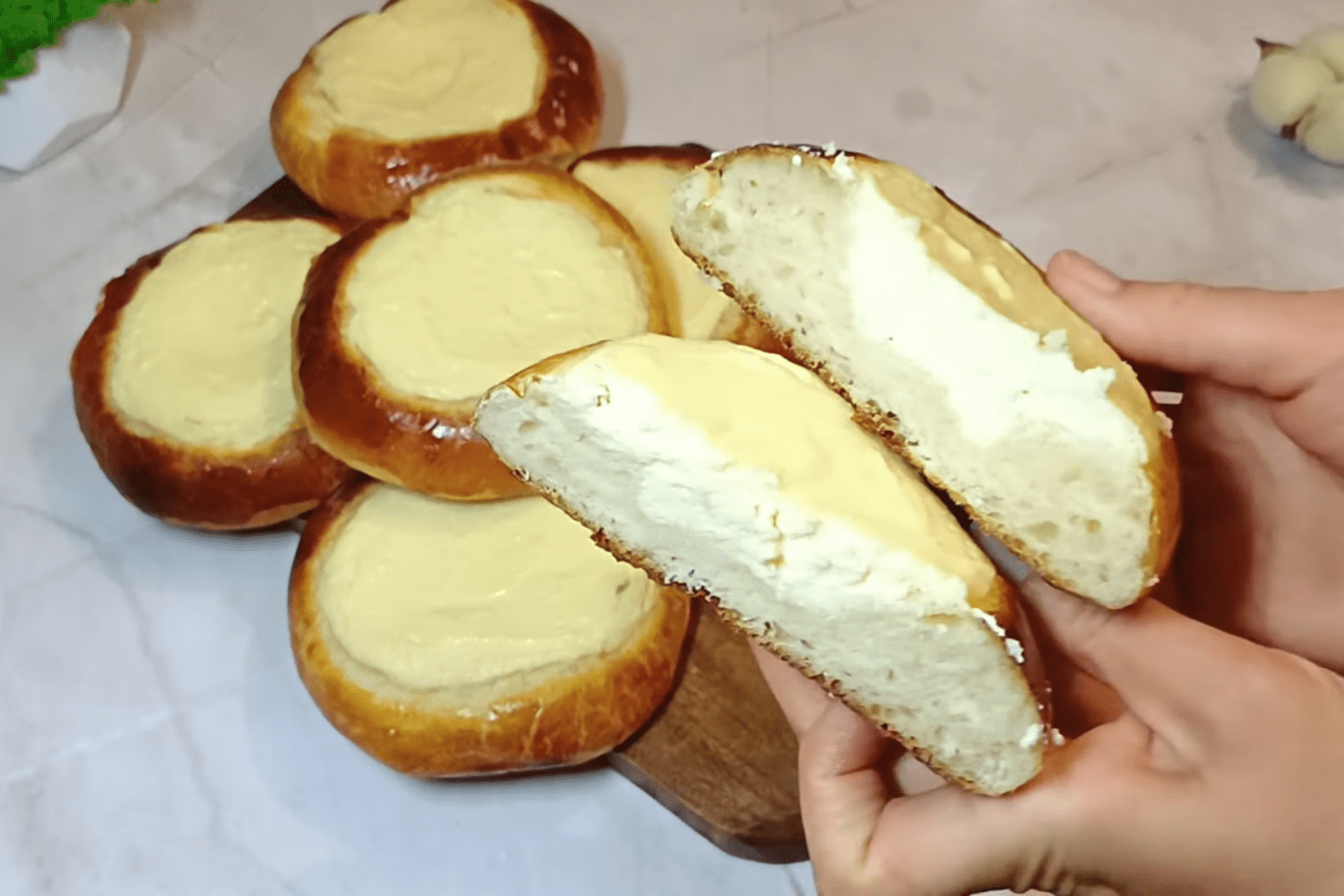 Кулінари поділились рецептом мʼяких булочок із кремом на основі молока. Фото: скриншот з відео