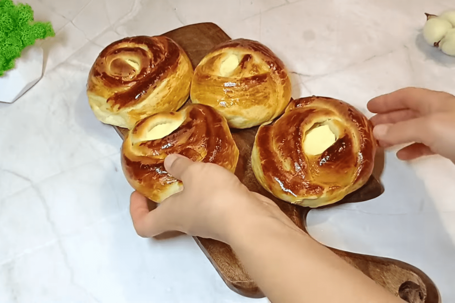 Кулінари поділились рецептом заливної ватрушки з тістом на кефірі. Фото з YouTube-каналу @ГОТУВАТИЛЕГКО-смачно Кулінари поділились рецептом заливної ватрушки з тістом на кефірі. Фото з YouTube-каналу @ГОТУВАТИЛЕГКО-смачно