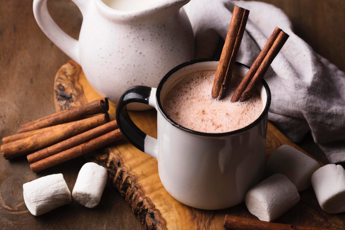 Нутриціологи розсекретили корисний напій, який варто споживати перед сном. Фото: Freepik