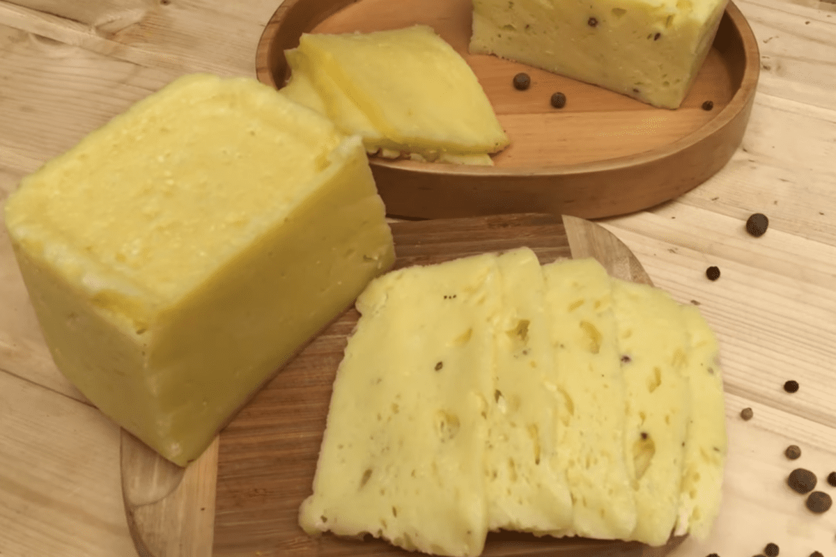 Кулінари розповіли, як зі звичайного молока приготувати ніжний сир. Фото з YouTube-каналу @onyshkevychi_Iryna_Onyshkevych