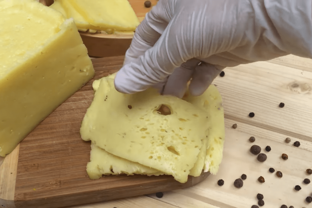 Кулінари розповіли, як зі звичайного молока приготувати ніжний сир. Фото з YouTube-каналу @onyshkevychi_Iryna_Onyshkevych