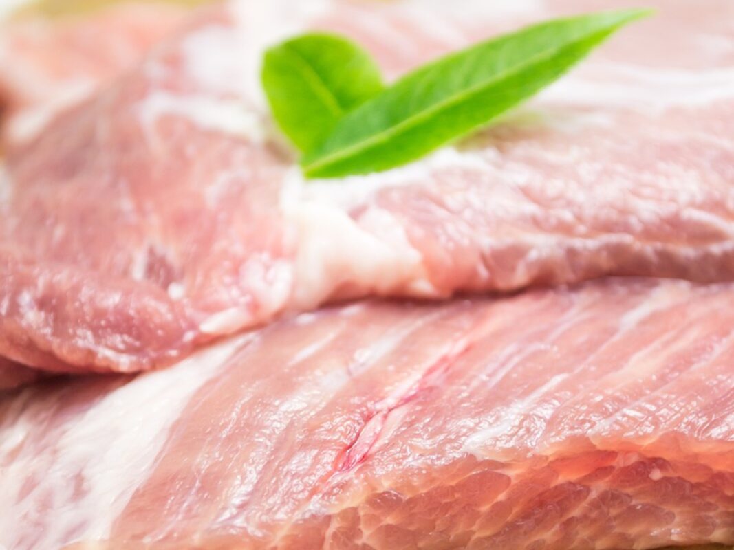 Експерти розсекретили ознаки, на які варто звернути увагу при купівлі мʼяса. Фото: Pixabay