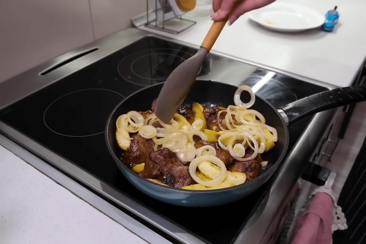 Кулінари розсекретили рецепт соковитої печінки по-берлінськи з яблуками. Фото з YouTube-каналу @irudnevska