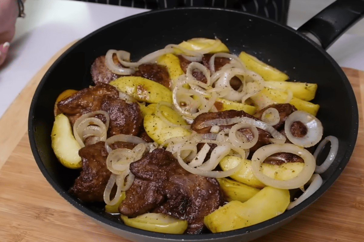Кулінари розсекретили рецепт соковитої печінки по-берлінськи з яблуками