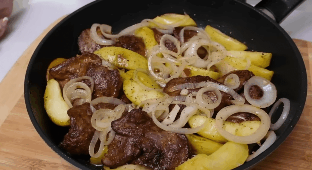 Подаю прямо у сковороді – без гарніру: печінка по-берлінськи з карамелізованими яблуками 