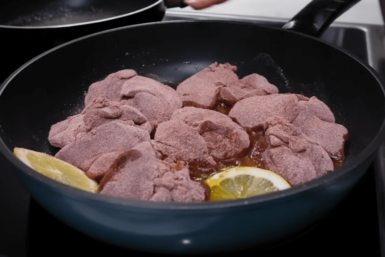 Кулінари розсекретили рецепт соковитої печінки по-берлінськи з яблуками. Фото з YouTube-каналу @irudnevska