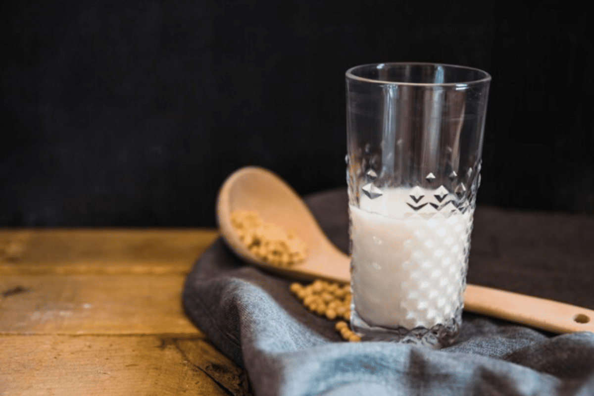 Експерти розповіли, навіщо заморожувати кефір і яка від цього користь. Фото: Freepik