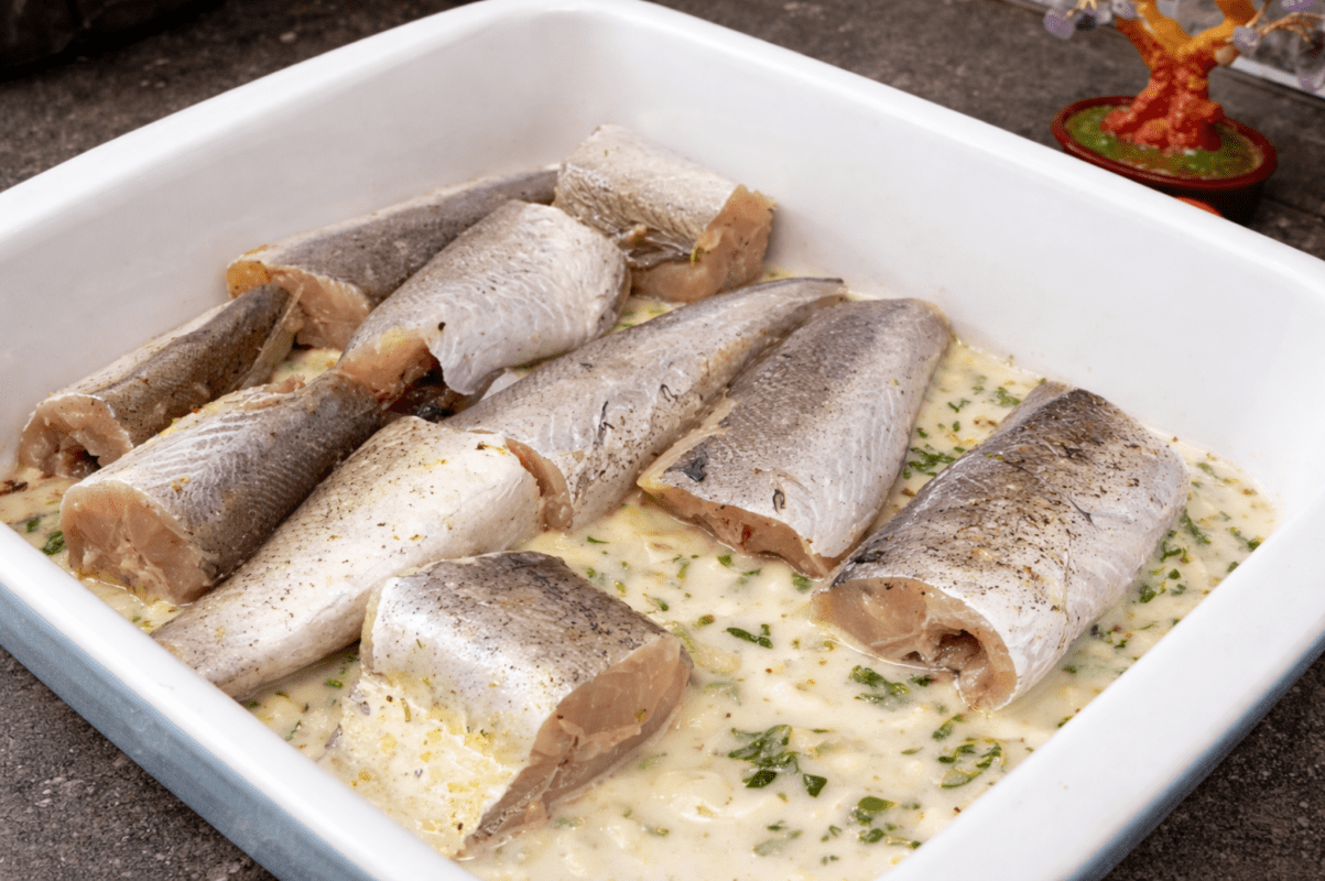 Соковитий хек у ніжному соусі бешамель. Фото: скриншот з відео