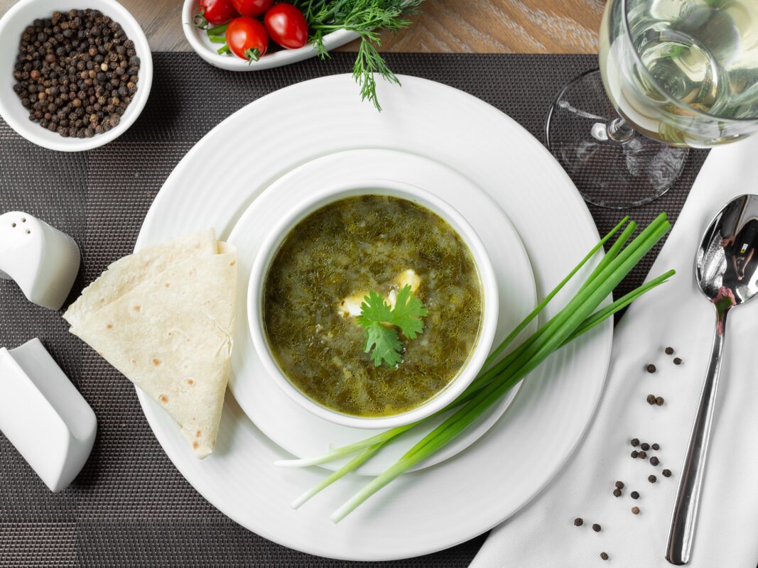 Кулінари розсекретили, як зберегти смак і колір зеленого борщу. Фото: Freepik