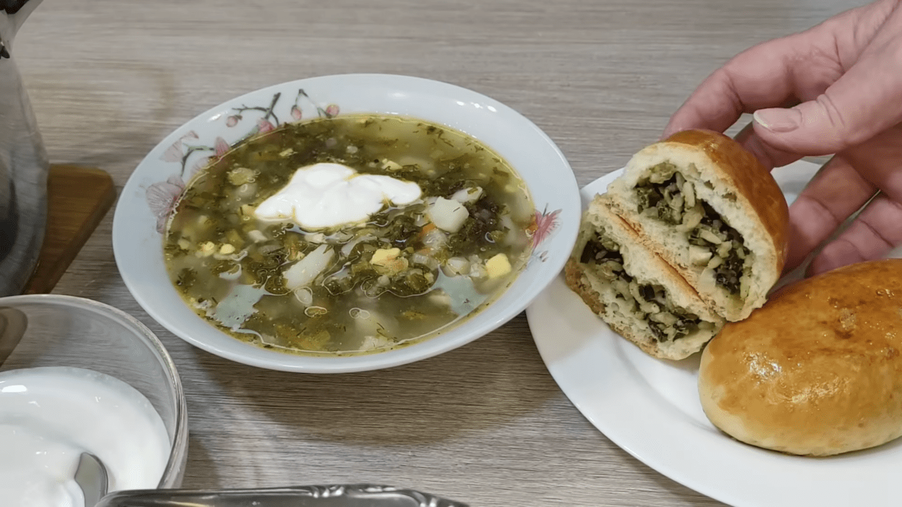 Кулінари розсекретили, як смачно приготувати наваристий зелений борщ. Фото з YouTube-каналу @@Nadia_recipes