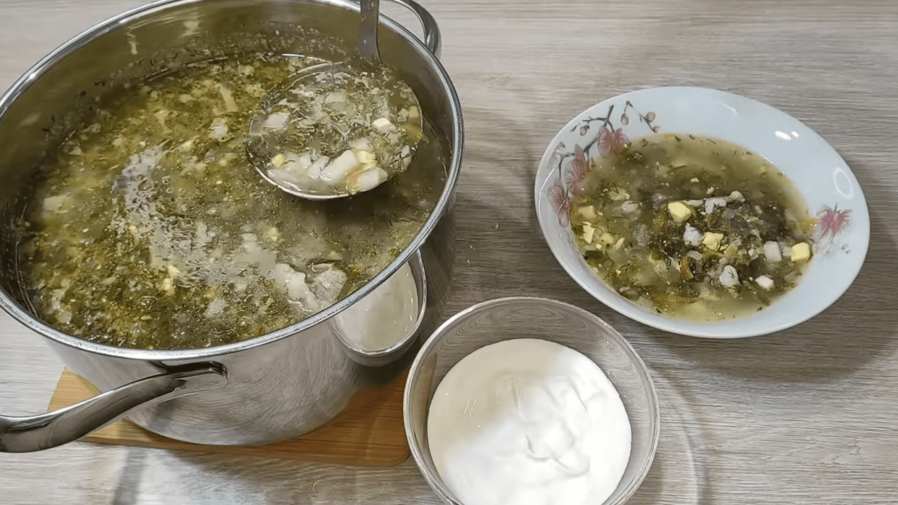 Кулінари розсекретили, як смачно приготувати наваристий зелений борщ. Фото з YouTube-каналу @@Nadia_recipes