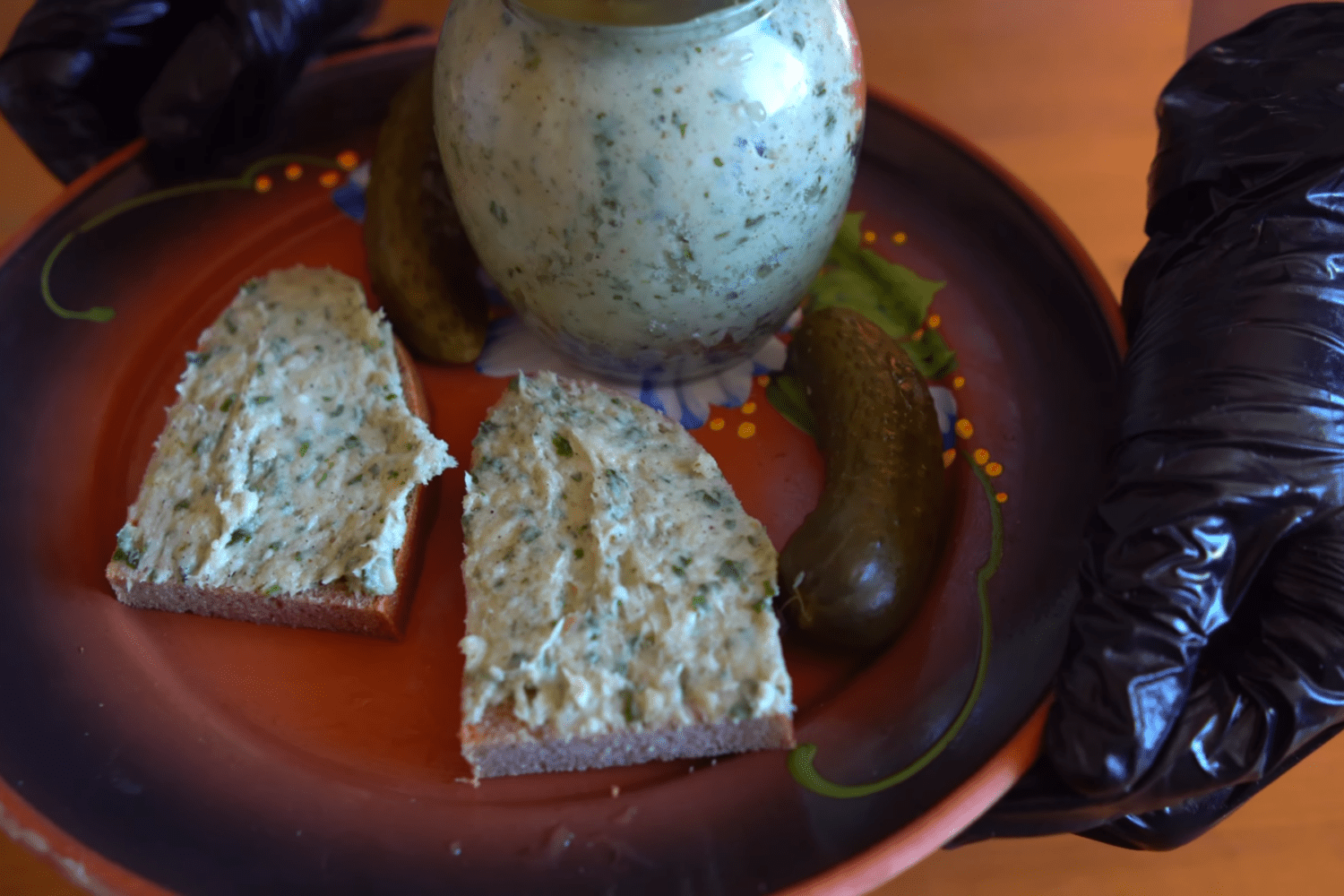 Кулінари розповіли, як приготувати намазку із салом і часником до борщу. Фото з YouTube-каналу @karpatski_shkvarky