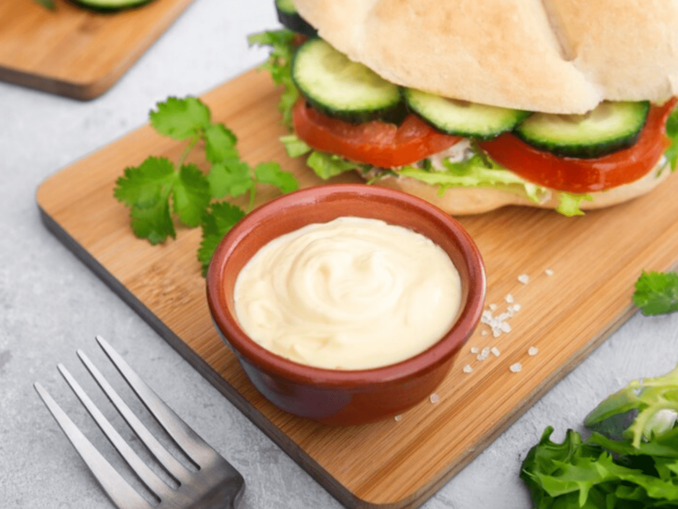 Експерти розповіли, скільки часу зберігається майонез і кетчуп відритими. Фото: Freepik