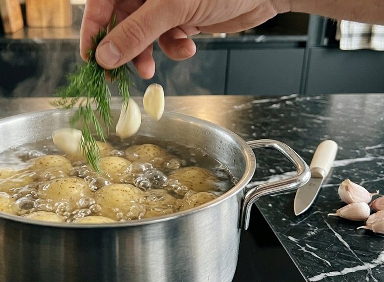 У якій воді та скільки часу потрібно варити молоду картоплю