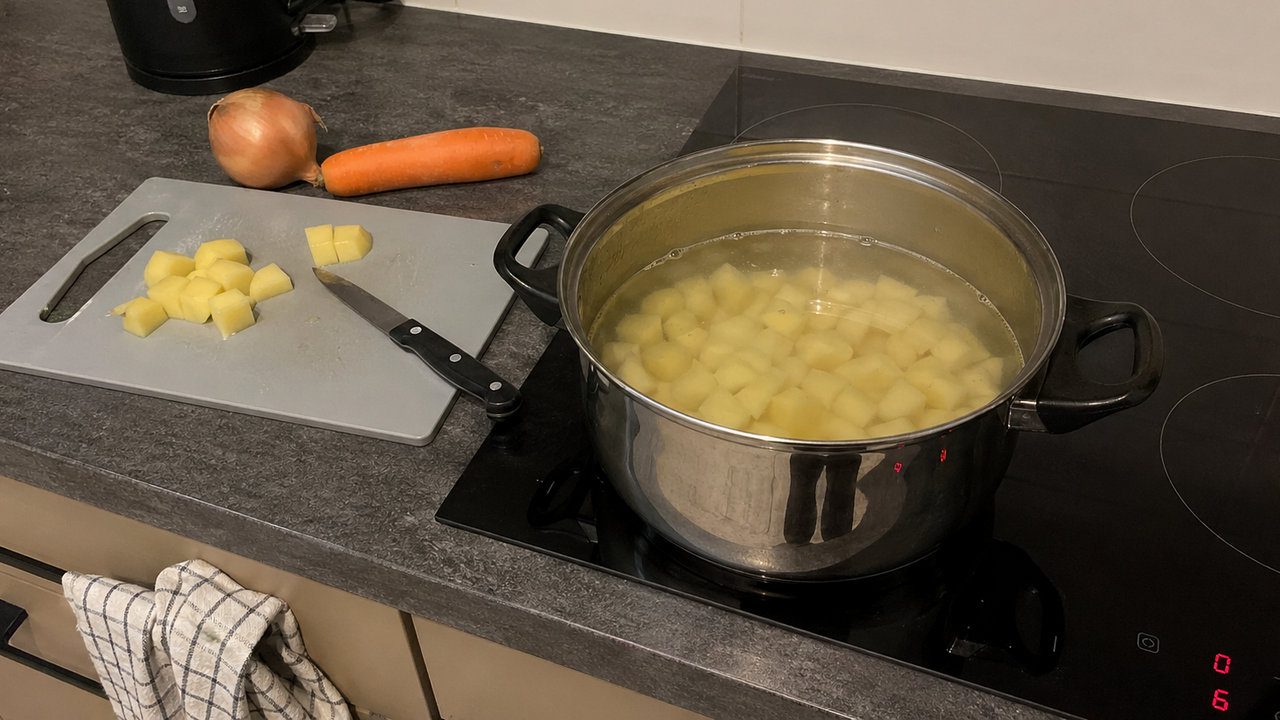 Швидкий рецепт супу на вечерю з вермішеллю та плавленим сирком