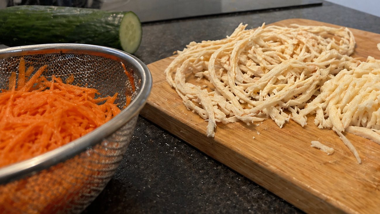 Пікантний салат з морквою по-корейськи та сиром косичкою