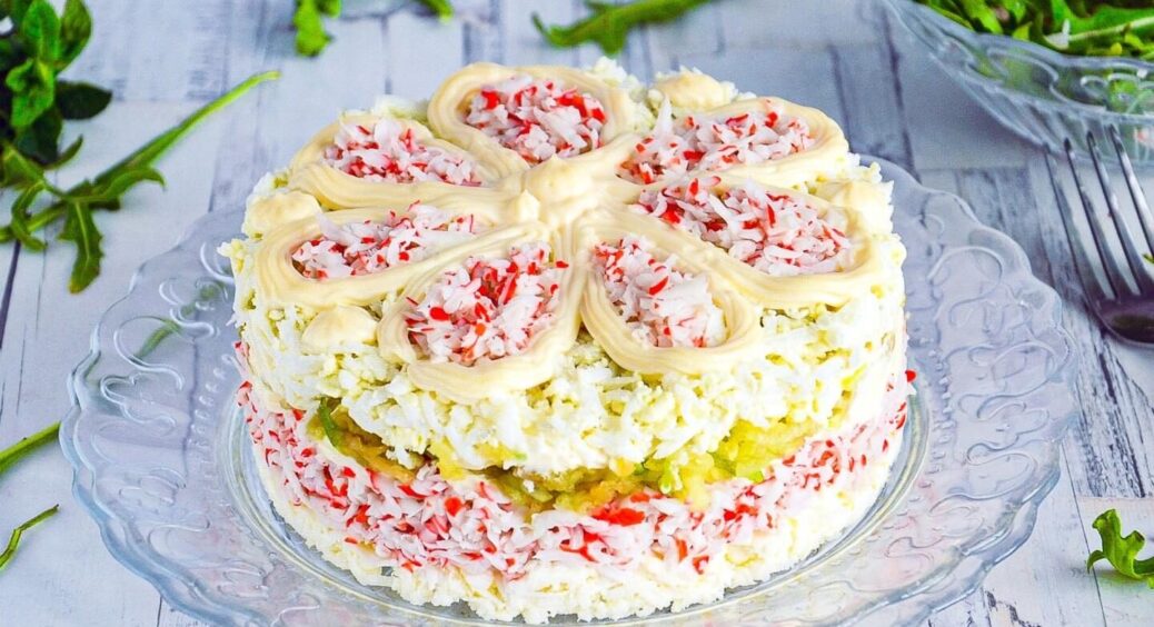 Бюджетний салат “Ніжний” з крабовими паличками: його не соромно поставити на святковий стіл 