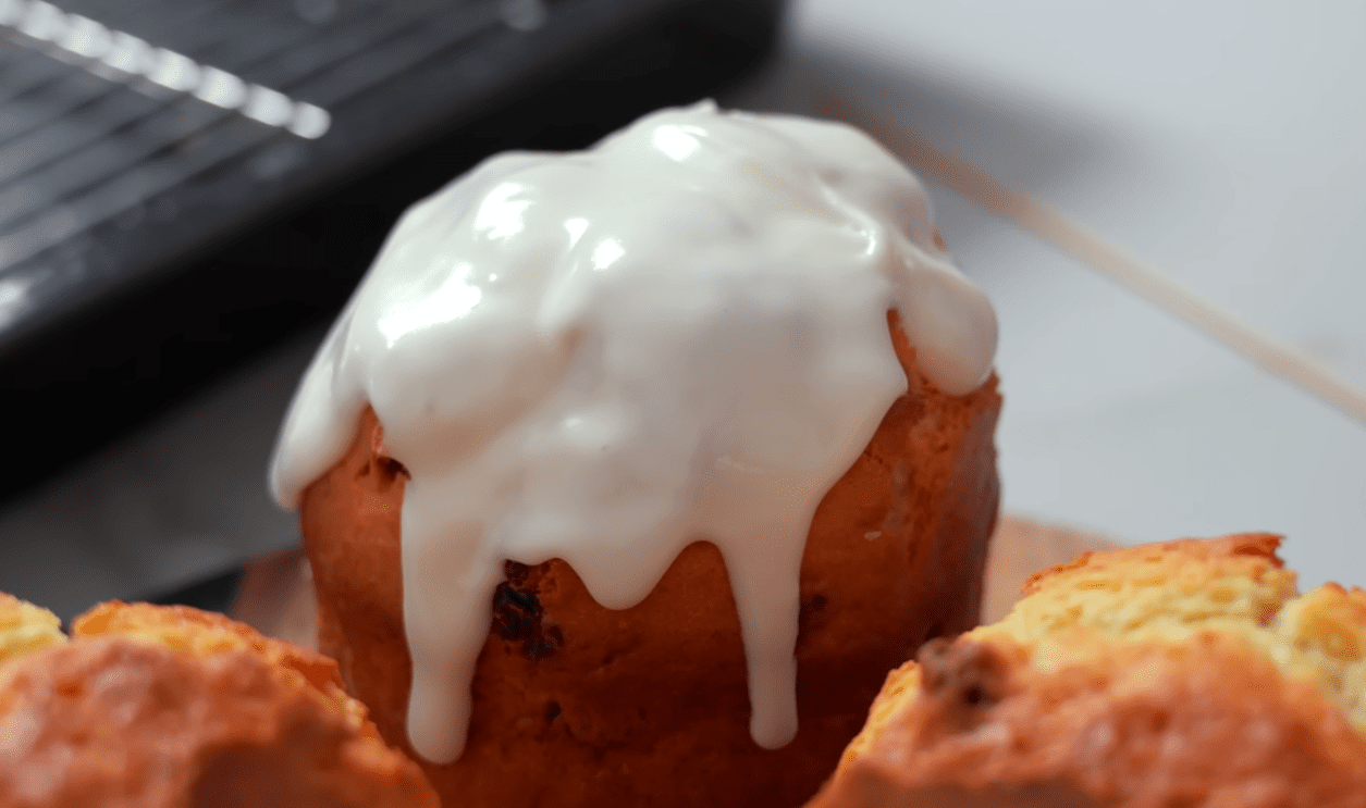 Як зробити глазур для пасок за 1 хвилину без варіння, желатину та сирих білків Фото: YouTube Alina FooDee