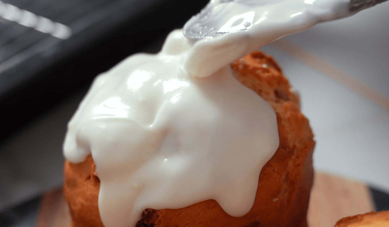 Як зробити глазур для пасок за 1 хвилину без варіння, желатину та сирих білків Фото: YouTube Alina FooDee