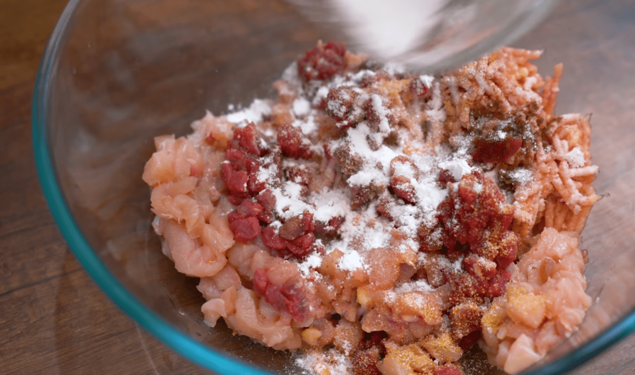 Кухарі розповіли, як легко приготувати домашню ковбасу без кишки Фото: YouTube Alina FooDee