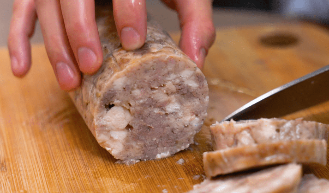 Кухарі розповіли, як легко приготувати домашню ковбасу без кишки Фото: YouTube Alina FooDee