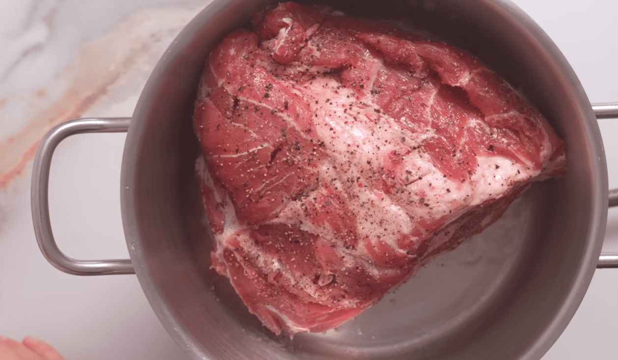 Кулінари розповіли, як швидко та просто приготувати буженину на Великдень 2026 Фото: YouTube Alina FooDee