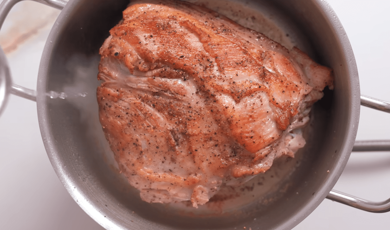 Кулінари розповіли, як швидко та просто приготувати буженину на Великдень 2026 Фото: YouTube Alina FooDee