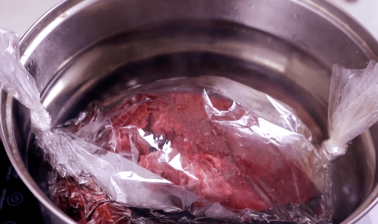 Кулінари розповіли, як швидко та просто приготувати буженину на Великдень 2026 Фото: YouTube Alina FooDee