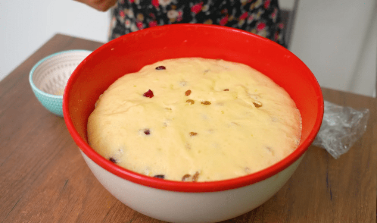 Кухарі розповіли, яку помилку найчастіше роблять господині під час випікання пасок Фото: YouTube Alina FooDee