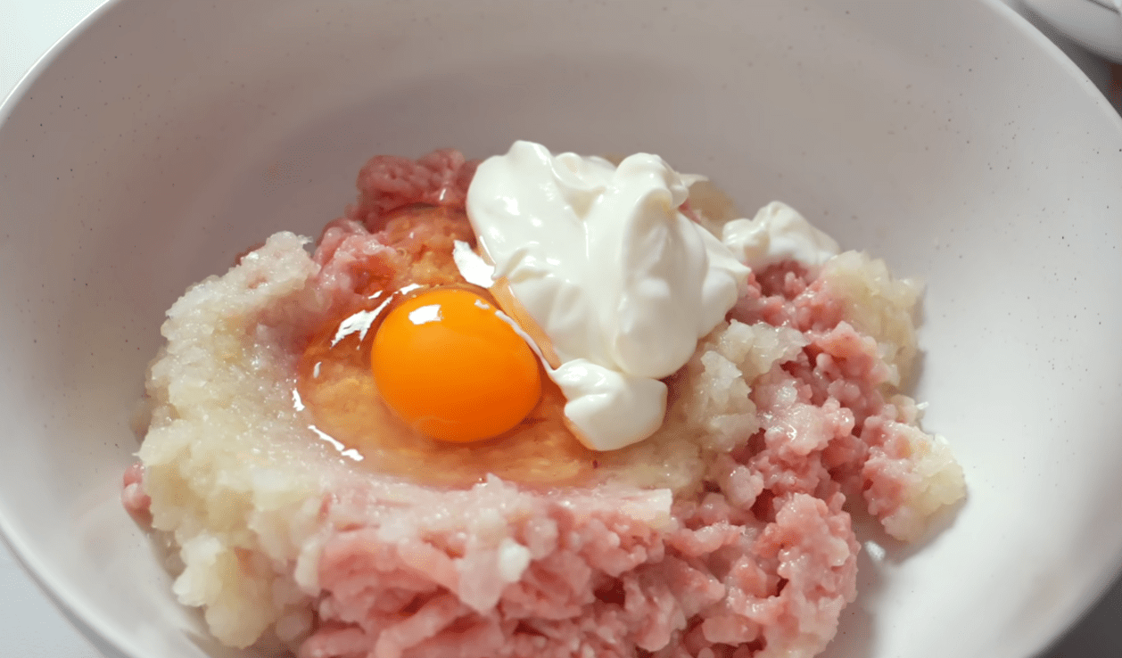 Рецепт смачних оладок з курячого фаршу для всієї родини Фото: YouTube Alina FooDee