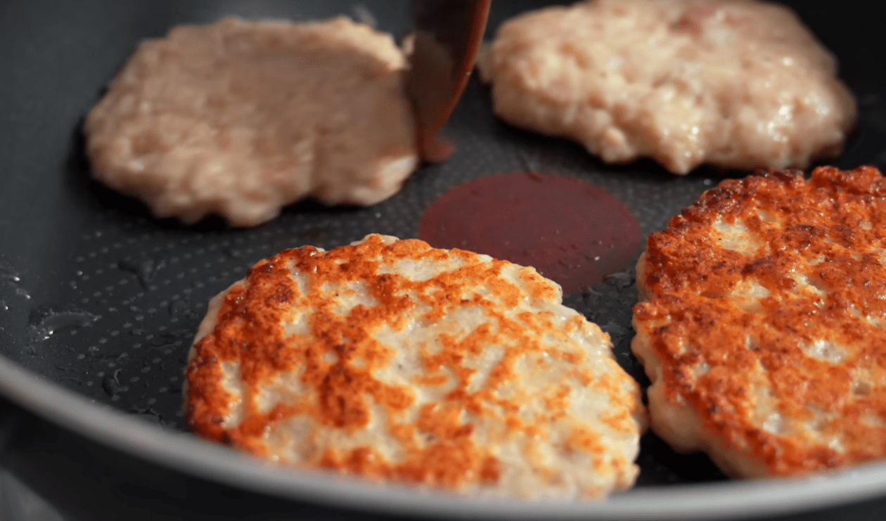 Рецепт смачних оладок з курячого фаршу для всієї родини Фото: YouTube Alina FooDee