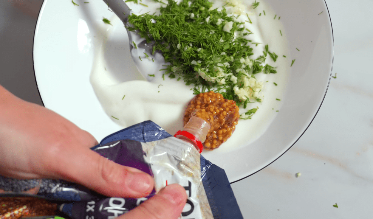 Рецепт смачних оладок з курячого фаршу для всієї родини Фото: YouTube Alina FooDee