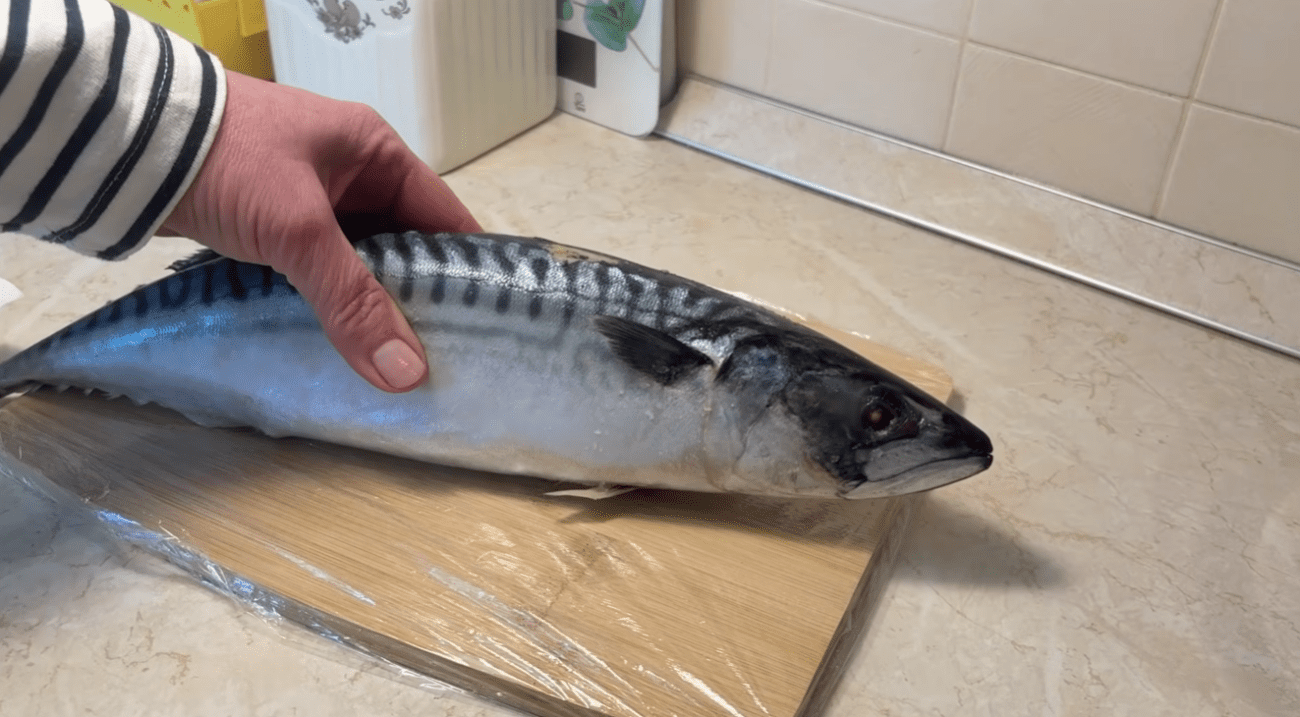 Кухарі розповіли, як приготувати малосольну скумбрію за 5 хвилин без метушні Фото: YouTube Готую, їм, живу!