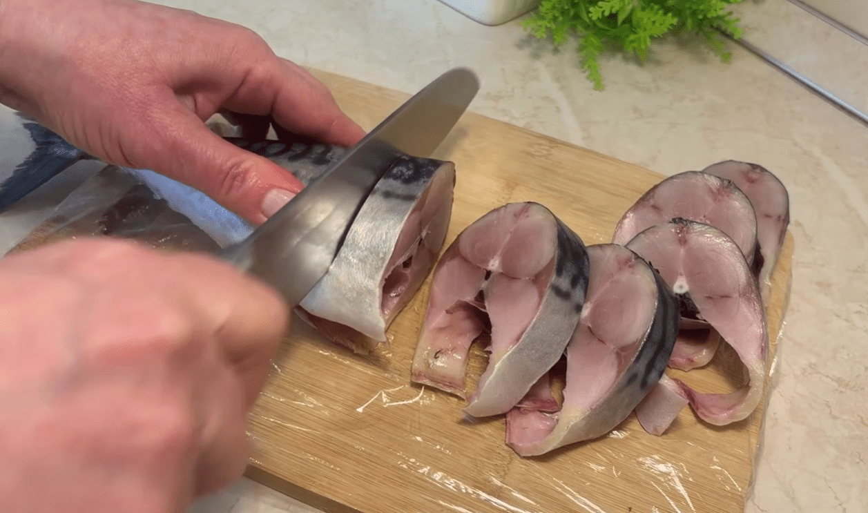 Кухарі розповіли, як приготувати малосольну скумбрію за 5 хвилин без метушні Фото: YouTube Готую, їм, живу!