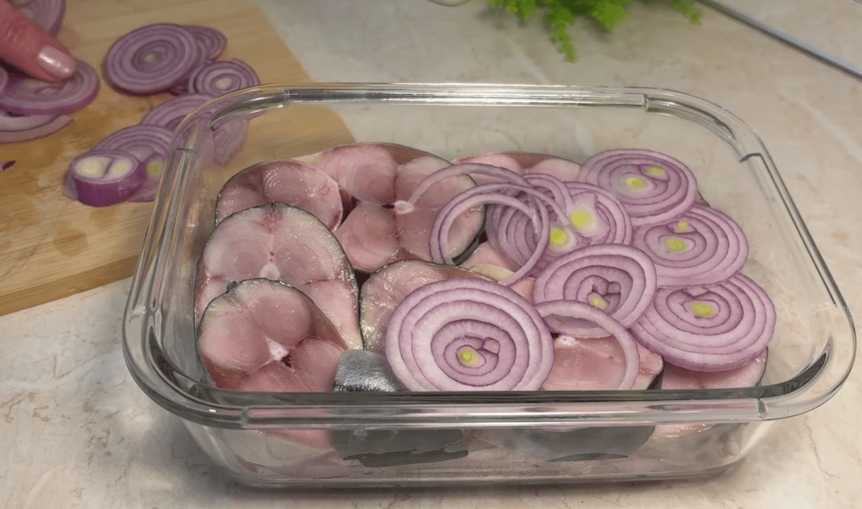 Кухарі розповіли, як приготувати малосольну скумбрію за 5 хвилин без метушні Фото: YouTube Готую, їм, живу!