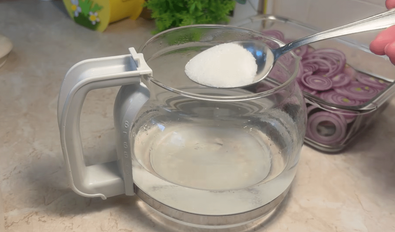 Кухарі розповіли, як приготувати малосольну скумбрію за 5 хвилин без метушні Фото: YouTube Готую, їм, живу!