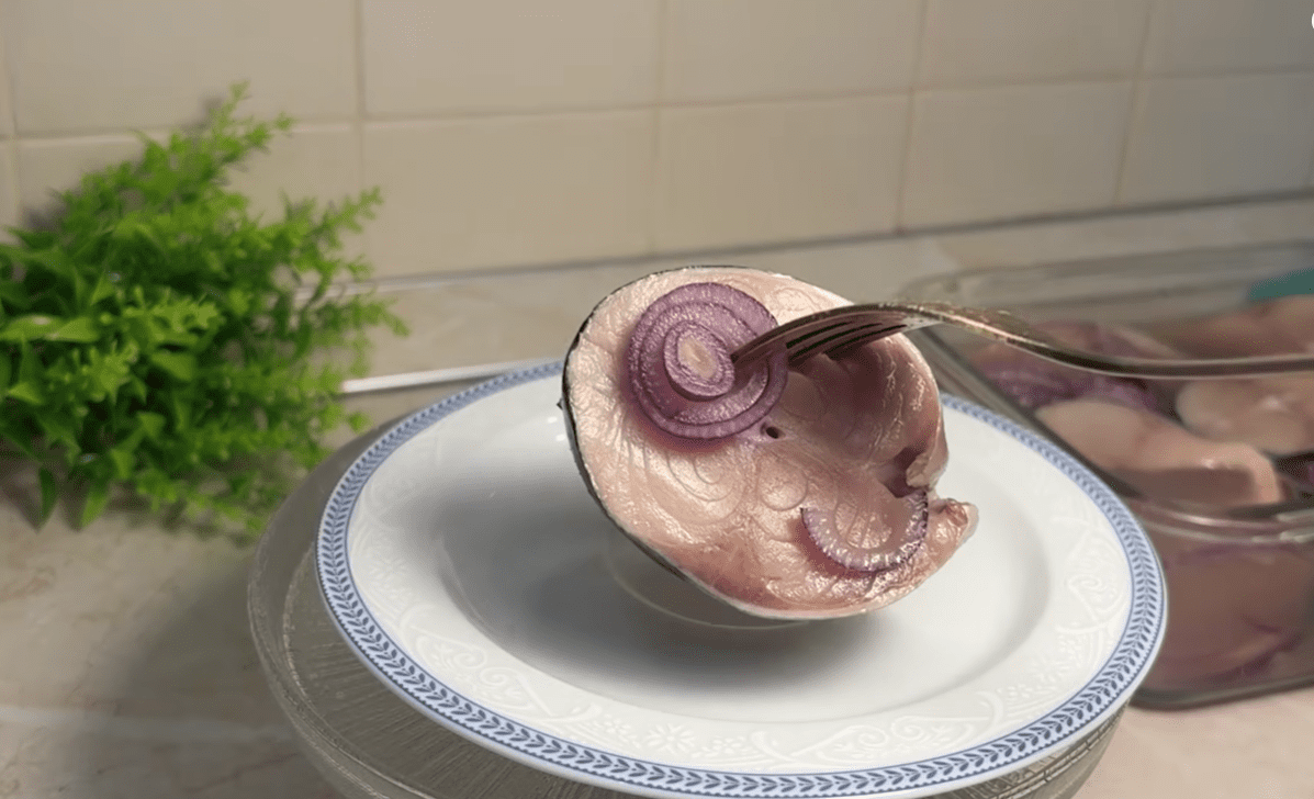 Кухарі розповіли, як приготувати малосольну скумбрію за 5 хвилин без метушні Фото: YouTube Готую, їм, живу!