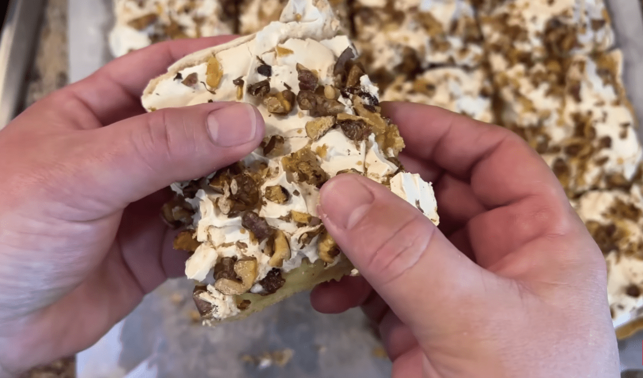 Рецепт дивовижного тістечка на десерт з безе та горіхами Фото: YouTube Кухня НЕвмілої господині