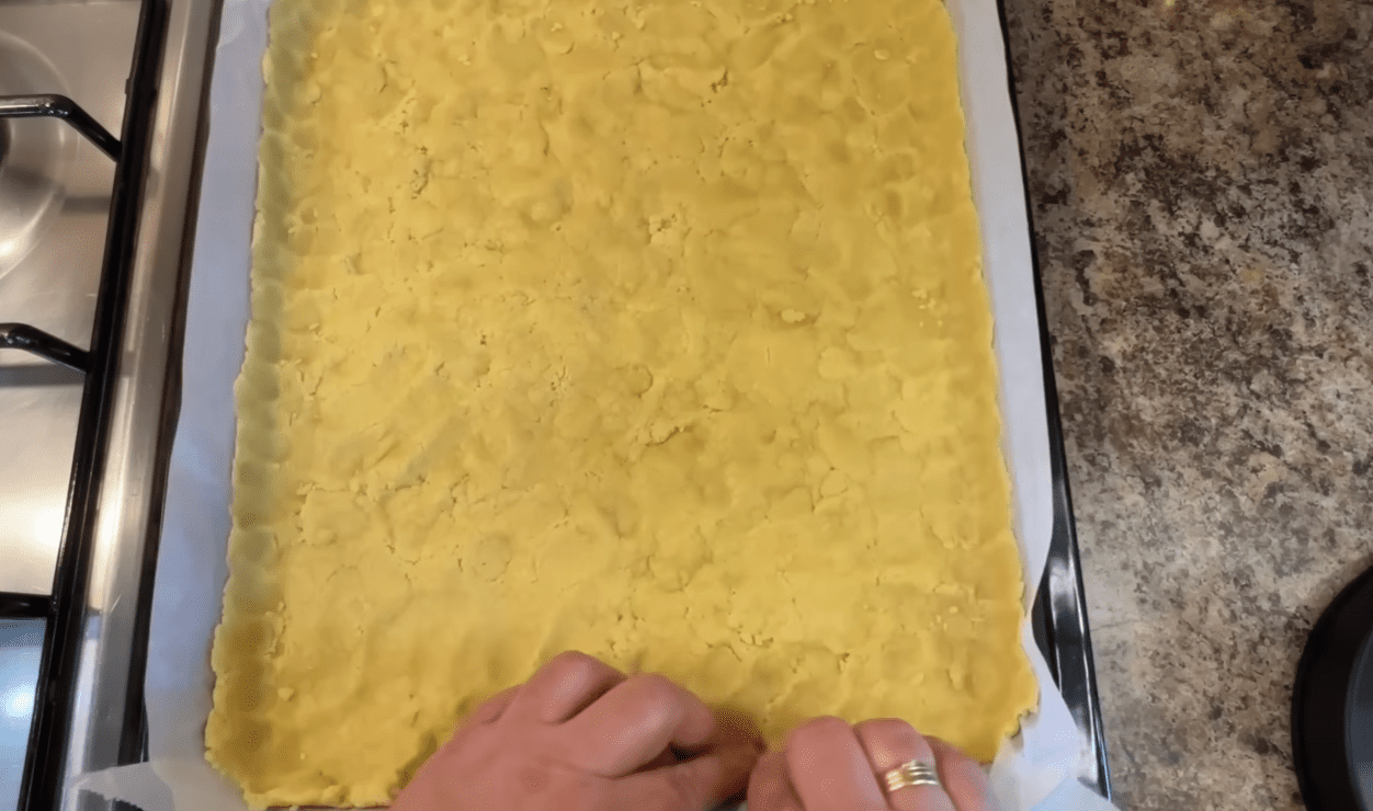 Рецепт дивовижного тістечка на десерт з безе та горіхами Фото: YouTube Кухня НЕвмілої господині